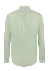 Camisa de manga larga verde claro con una forma estilizada, textura suave, puños abotonados y un pliegue en la parte posterior para mayor comodidad.