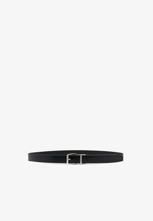 Ceinture en cuir noire avec boucle rectangulaire argentée et cinq trous de réglage sur fond blanc.