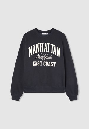 Granatowy sweatshirt z białym napisem "MANHATTAN Nowy Jork WCHODNIA POWIERZCHNIA", okrągły dekolt, długie rękawy oraz ściągacze przy mankietach i u dołu.