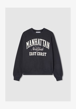 Felpa blu navy con testo bianco che legge "MANHATTAN New York EAST COAST", girocollo, maniche lunghe e polsini e orlo a coste.