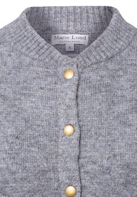 Grau gestrickte Strickjacke mit geripptem Kragen, ausgestattet mit goldfarbenen Knöpfen. Hergestellt aus weicher Alpakawolle für zusätzlichen Textur und Wärme.