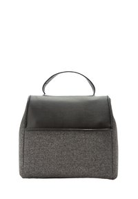 Szara torba filcowa z czarną skórzaną klapą, o wyraźnej strukturze i górnym uchwycie. Posiada gładką teksturę i minimalistyczny design.