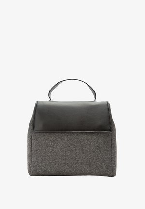 Grå filtpose med en sort læderklap, struktureret form og topgreb. Har en glat tekstur og minimalistisk design.