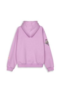 Sudadera morada con capucha, corte relajado, puños y bajo acanalados, que presenta un diseño impreso en la manga izquierda. Textura suave, diseño casual.