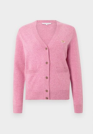 Rosa Wolljacke mit V-Ausschnitt, sechs Knöpfen auf der Vorderseite, zwei aufgesetzten Taschen und einer kleinen Tiernadel als Akzent auf der linken Seite.