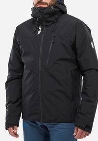 Schwarze wasserdichte Jacke mit verstellbarem Kapuzen, Reißverschluss vorne und Taschen, elastischen Bündchen und Logo-Detail auf der Brust und dem Ärmel.