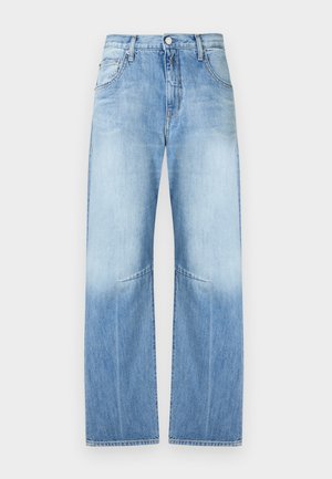 Jean en denim bleu clair à taille haute, jambes larges et droites, fermeture à boutons sur le devant et style cinq poches.