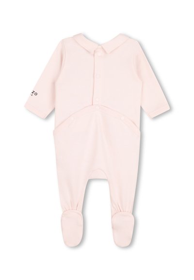 Grenouillère bébé rose pâle à manches longues avec col, boutons-pression sur le devant et autour des jambes, avec pieds intégrés.