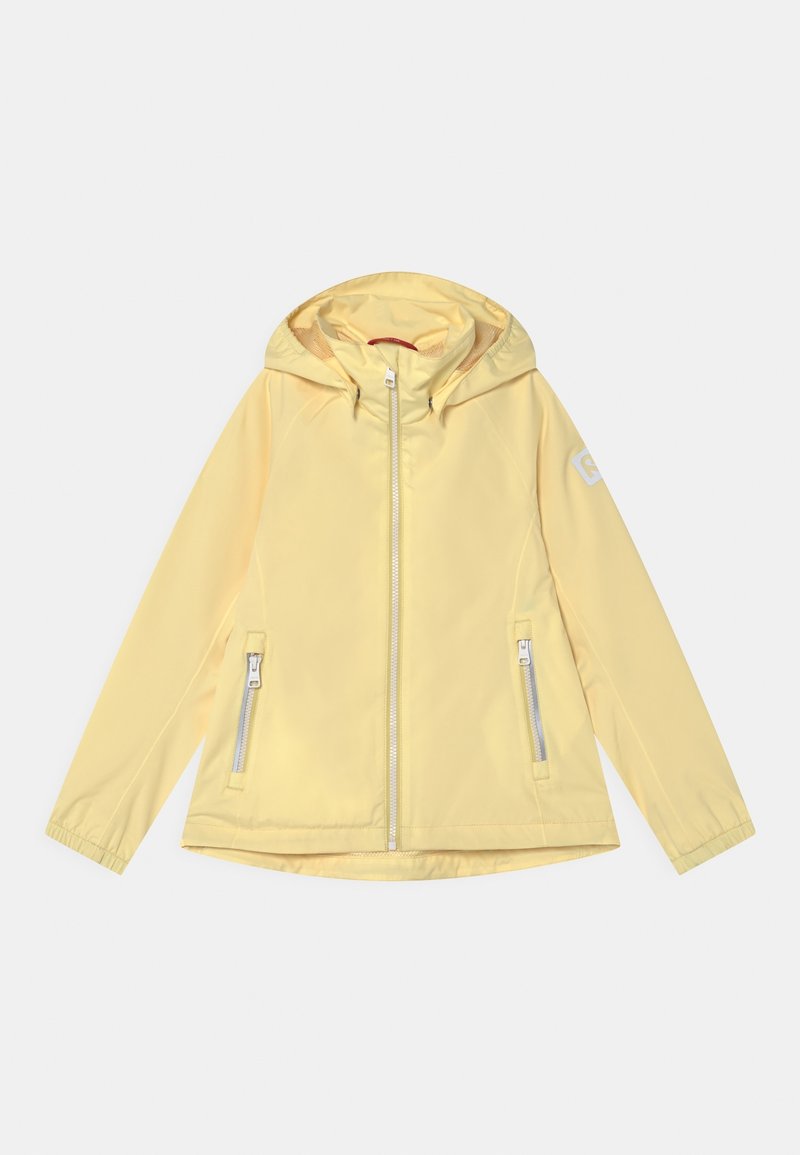 Chaqueta impermeable amarilla con cremallera frontal, capucha y dos bolsillos laterales. Textura suave, puños elásticos y detalle del logo en la manga.