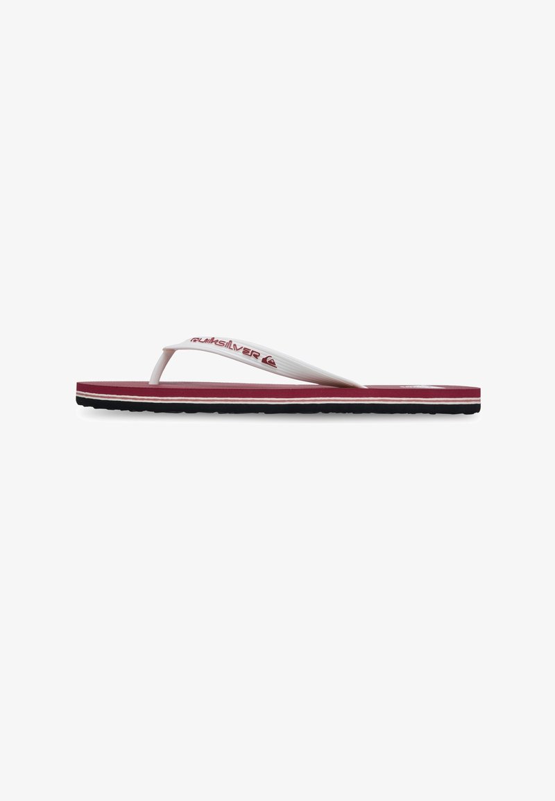 Vue latérale d'une tong rouge et noire avec des brides blanches arborant le logo Quiksilver et une semelle texturée sur fond blanc.