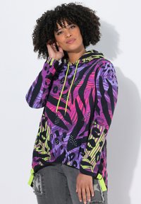 Sudadera con capucha colorida que presenta patrones abstractos en púrpura y rosa con acentos verdes. La tela parece suave; incluye cordón ajustable.