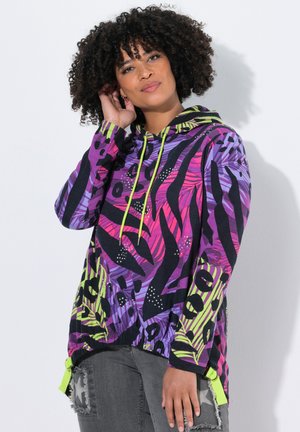 Bunte Kapuzenjacke mit lila und rosa abstrakten Mustern sowie grünen Akzenten. Der Stoff wirkt weich und verfügt über eine verstellbare Kordel.