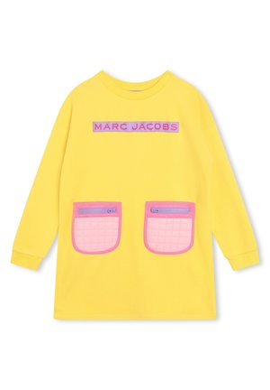 Żółta sukienka Marc Jacobs z długim rękawem, z różowymi pikowanymi kieszeniami na zamek z przodu i różową naszywką z logo na wysokości klatki piersiowej.