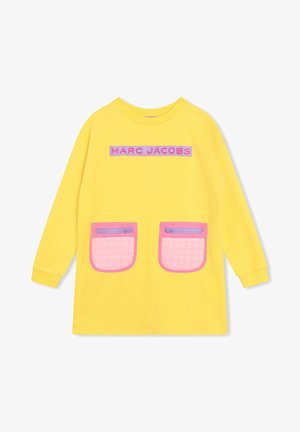 Vestido amarillo de manga larga Marc Jacobs con bolsillos delanteros acolchados con cremallera en rosa y parche con logo rosa en el pecho.