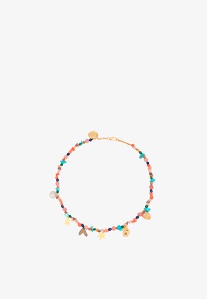 Delicada pulsera de cuentas con pequeñas piedras multicolores y encantos en tono dorado con forma de estrella, corazón, rostro y formas abstractas.