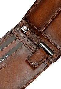 Brązowy skórzany portfel z kieszenią na zamek błyskawiczny, miejscami na karty i precyzyjnym przeszyciem. Gładka faktura o lekko błyszczącym wykończeniu.