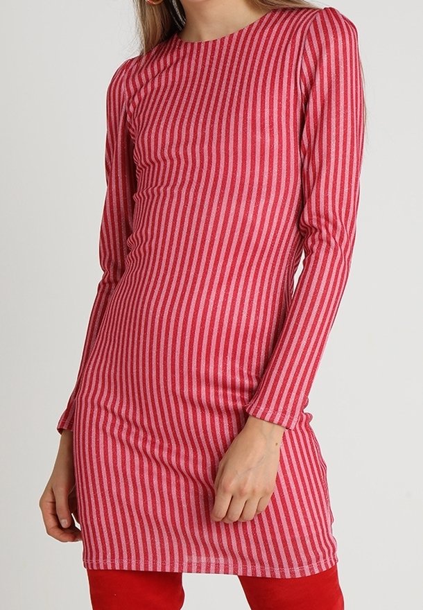 Robe longue à manches longues rayée rouge et rose, design ajusté, col rond, tissu texturé, atteignant le milieu de la cuisse, subtile brillance tout au long.