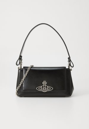 Sac à main en cuir noir au design structuré, avec un accent en logo argenté et une bandoulière chaîne amovible. Texture lisse, forme compacte.