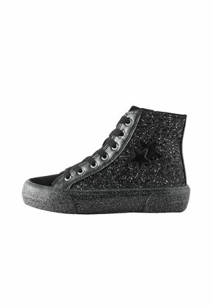 Sneaker nera alta con texture glitter, emblema a stella sul lato, lacci neri e suola in gomma testurizzata.