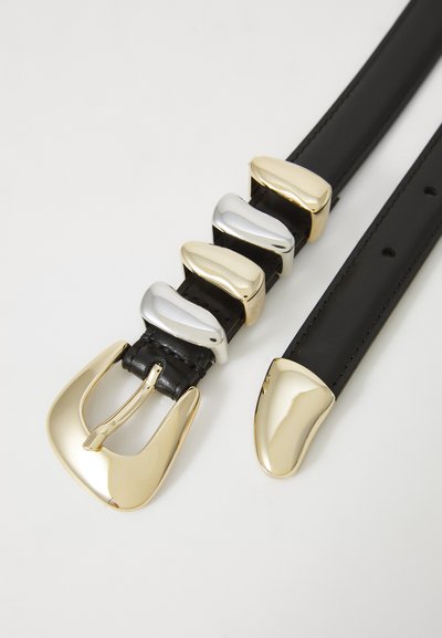 Cintura in pelle nera con una fibbia dorata e elementi decorativi con accenti argentati, caratterizzata da una superficie liscia e un design a punta.