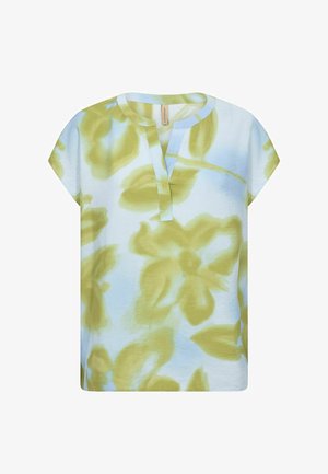 Īsroku zaļa un zilā ziedu blūze ar apaļu kakla izgriezumu un brīvu piegriezumu.