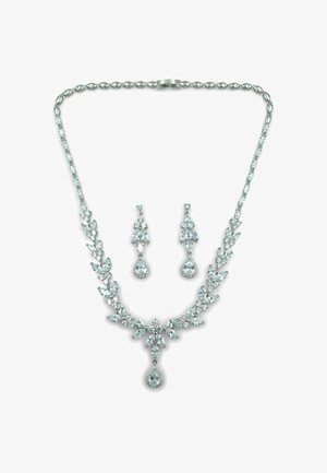 Set di gioielli in tonalità argento composto da collana e orecchini. Collana con accenti a forma di foglia e grande pendente a forma di cristallo; orecchini con design simile.