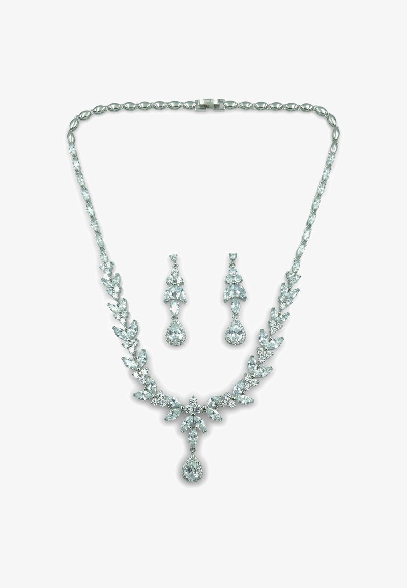 Silberfarbene Schmuckset bestehend aus einer Halskette und Ohrringen. Halskette mit blattförmigen Akzenten und großem Kristallanhänger; Ohrringe im ähnlichen Design.