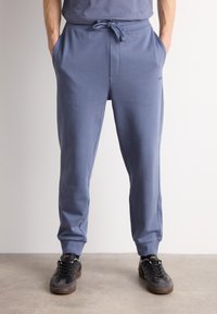 HUGO DAYOTE - Pantalones deportivos - open blue