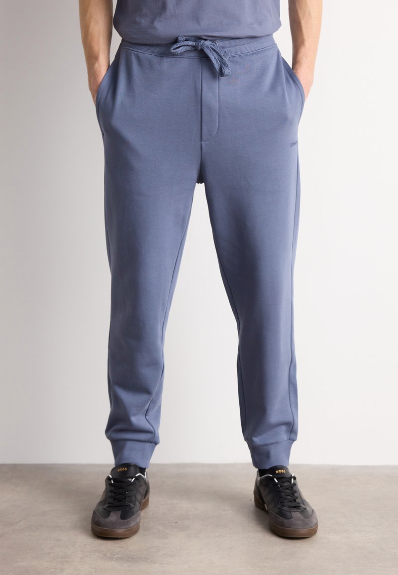 HUGO DAYOTE - Pantalones deportivos - open blue