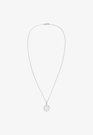 Sølv halskæde med en delikat kæde, der har en rund vedhæng med tekstureret overflade og seks klørdetaljer rundt om kanten.