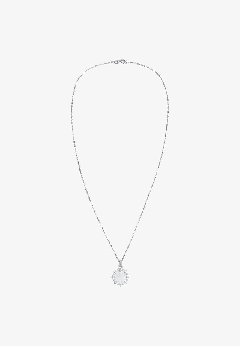 Sølv halskæde med en delikat kæde, der har en rund vedhæng med tekstureret overflade og seks klørdetaljer rundt om kanten.
