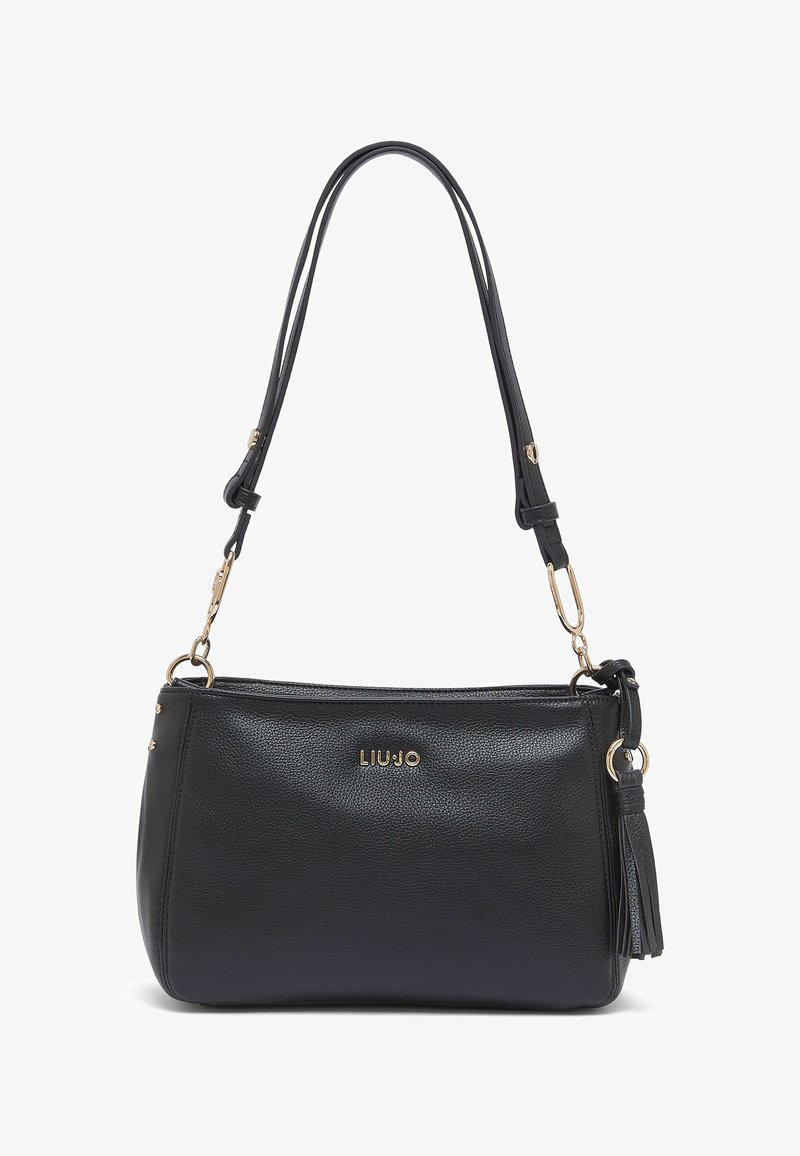 Sac bandoulière en cuir noir à finition texturée, avec ferrures dorées, accent en forme de gland et sangle réglable. Logo embossé sur le devant.