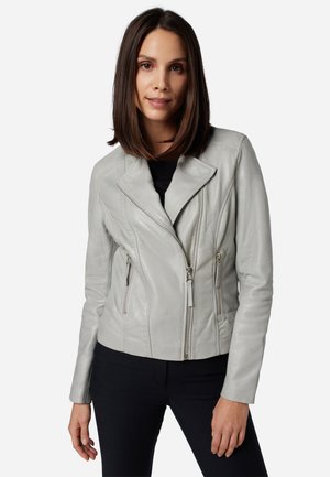 Veste en cuir gris clair avec une fermeture éclair asymétrique, un design ajusté, deux poches avant zippées et une texture douce.