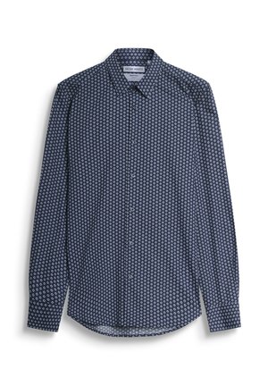 Camisa de botones azul marino con un patrón geométrico blanco, cuello puntiagudo, mangas largas y un dobladillo curvado. Textura de tela suave.