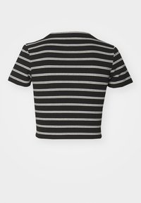 Pieces PCFOLLY CROP - Apdrukāts T-krekls - black/white