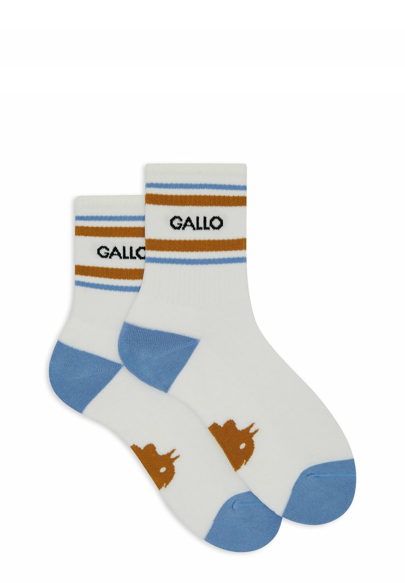 Calzini bianchi a crew con accenti a strisce blu e marroni, con la parola "GALLO" in nero e un design di animale marrone sulle suole.
