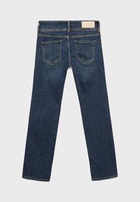 Jean en denim bleu foncé vu de dos, avec deux poches arrière et un patch rectangulaire de couleur claire sur la ceinture.