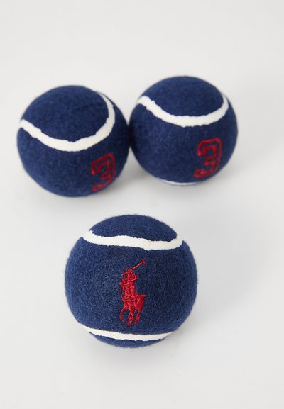 Pelotas de tenis azul marino con rayas blancas y bordado rojo con el número "3" y un logo de jinete. Superficie de fieltro texturizada.