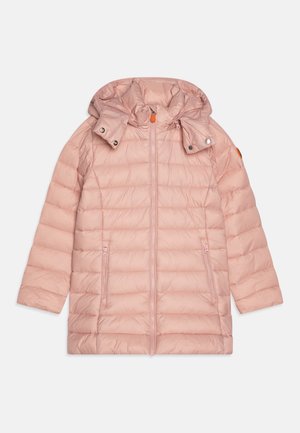 Hellrosa gesteppte Jacke mit abnehmbarer Kapuze, vertikalem Steppmuster, Frontreißverschlüssen und kontrastierenden orangen Hardware-Akzenten.