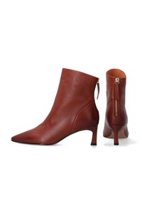 Hnědé kožené kotníkové boty s špičatou špičkou a středně vysokým podpatkem. Mají boční zip pro zapínání. Hladký povrch a elegantní design.
