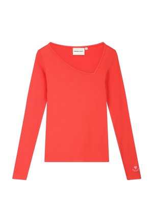 Rood geribd shirt met lange mouwen, asymmetrische halslijn en een klein wit hartlogo op de onderkant van de rechtermouw.
