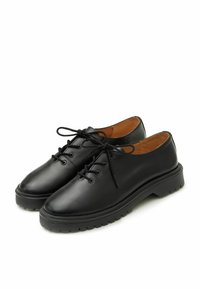Scarpe stringate in pelle nera con punta arrotondata, superficie liscia, suola in gomma spessa e design minimalista. Rivestimento interno marrone.