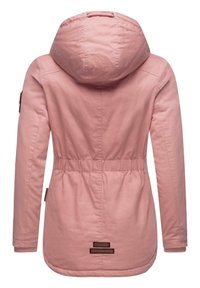 Lichtroze buitenjacket met een getailleerde taille, een capuchon en ribgebreide manchetten. Heeft bruine logo-accenten nabij de zoom en de mouwen.