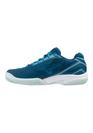 Zapatilla deportiva azul con un upper texturizado, paneles de malla y suela blanca. Cuenta con acentos azules en contraste y un diseño curvado para mayor soporte.