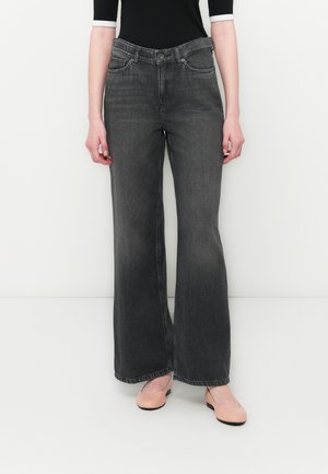 Bredde ben grå denimjeans med en litt falmet finish, som har tradisjonell fem-lommers styling og knappelukking foran.