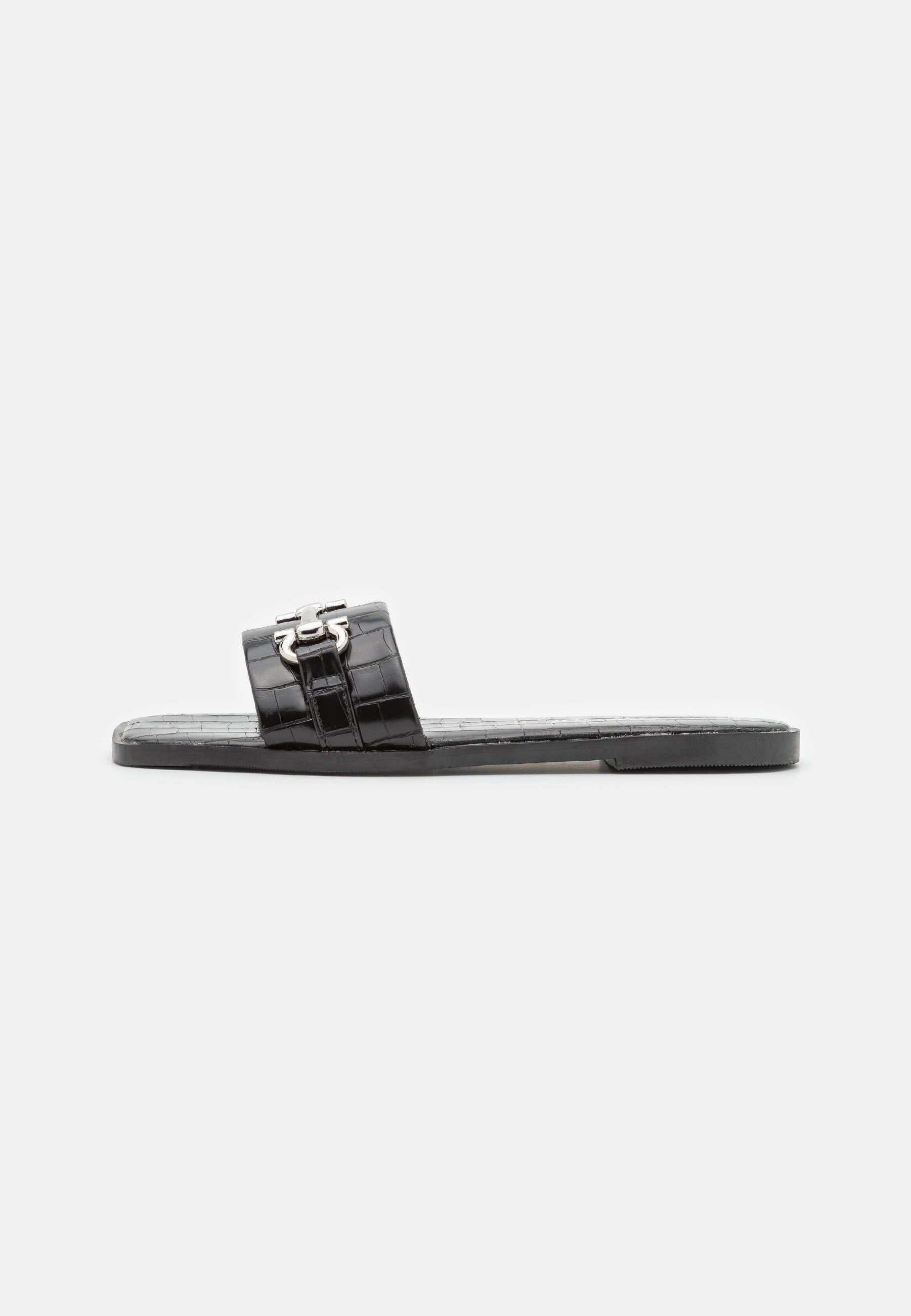 Low heel pumps