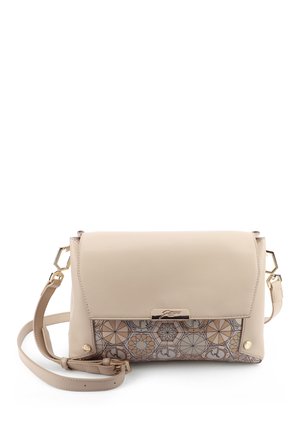 Borsa a tracolla beige con chiusura a patta, pannello frontale decorato con motivi geometrici, tracolla regolabile con dettagli in metallo color oro.