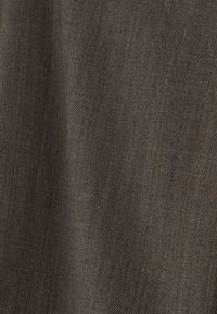 Tissu gris foncé avec un motif en chevrons subtil formant des rayures diagonales texturées.