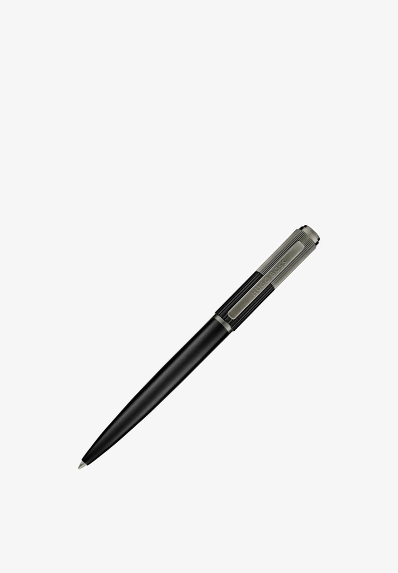 Stylo à bille noir et argent avec clip métallique texturé gravé "HUGO BOSS", design élégant, pointe effilée, isolé sur fond blanc.