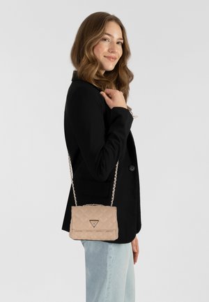 Borsa a tracolla beige trapuntata con catena e logo triangolare. Forma compatta con una texture morbida e chiusura a linguetta.